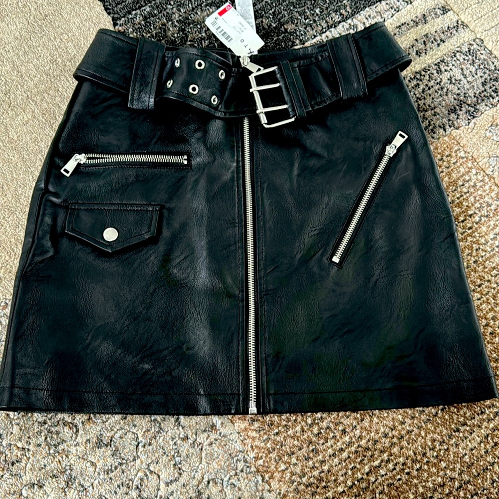 NWT TopShop Black Faux Leather Mini Zip Skirt - Size US 4